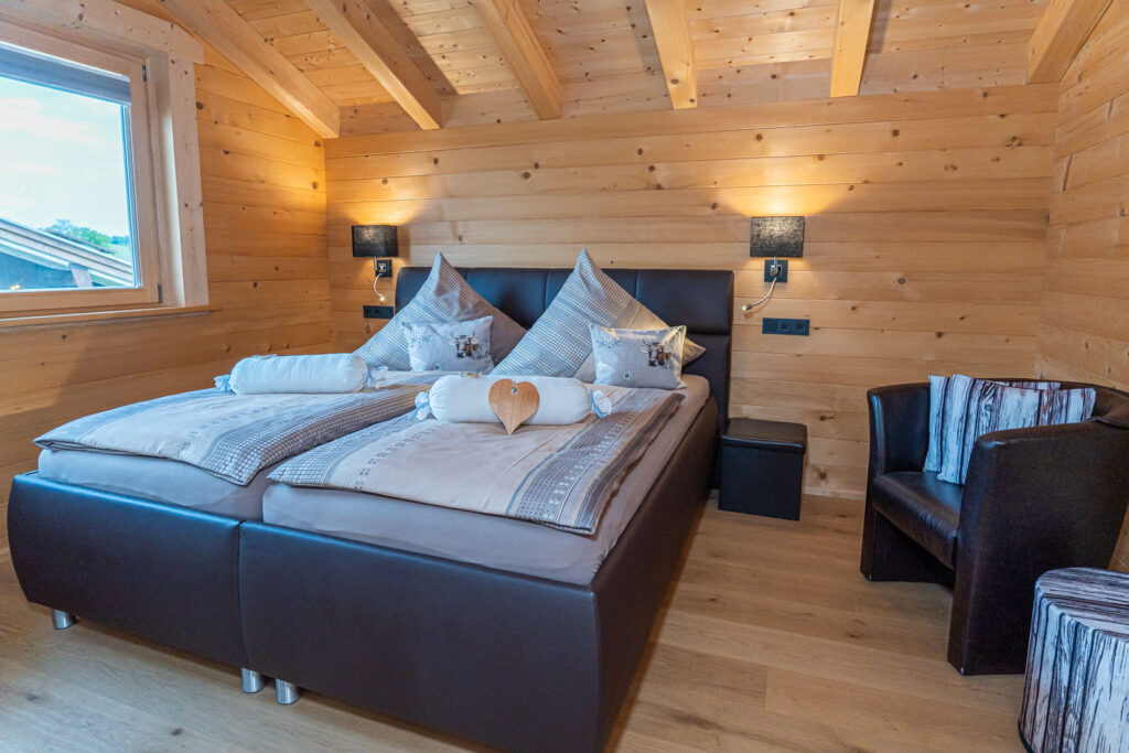 Schlafzimmer 1 in der Ferienwohnung Blockhaus Grünes Herz